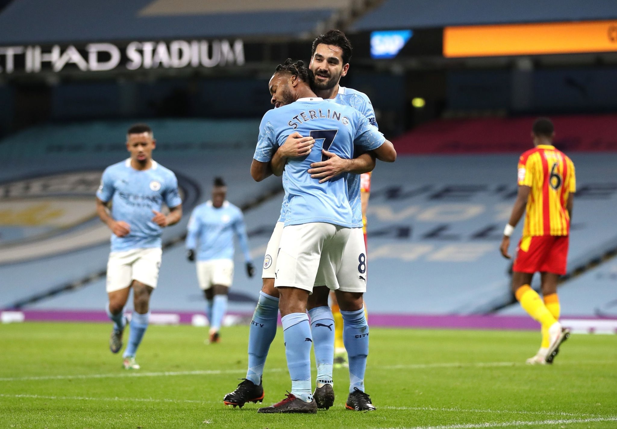 並成功簽下 並成功簽下